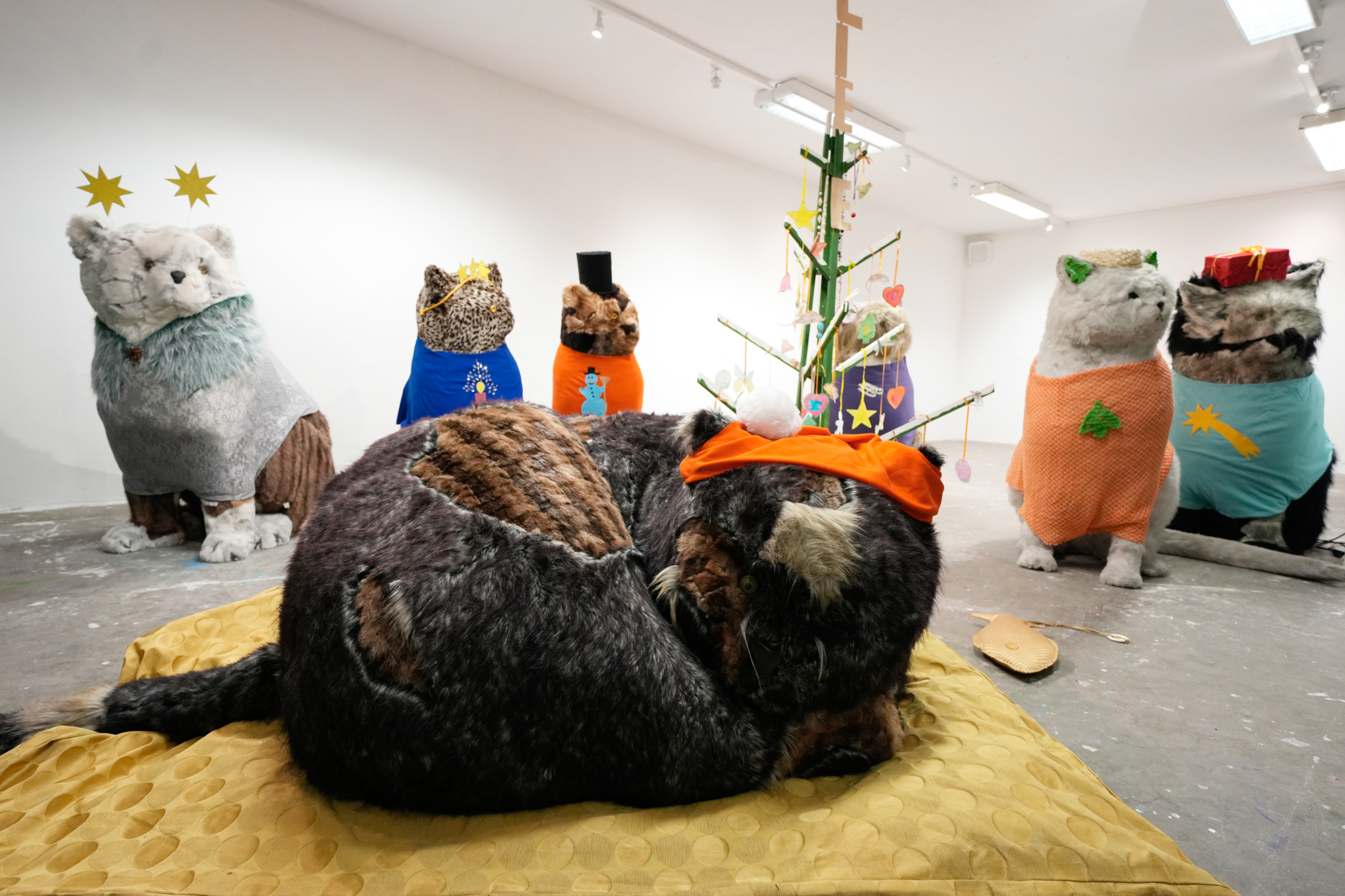 Die Katzen des KunstRaum Goethestrasse xtd feiern Weihnachten